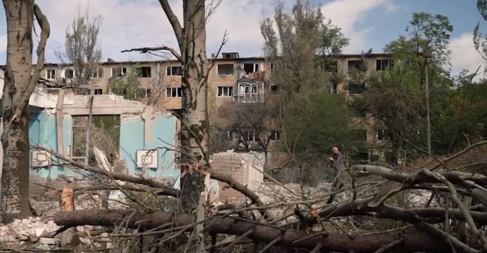 Пошкоджені будинки та зруйнувана школа – відео з обстріляного міста Селидове