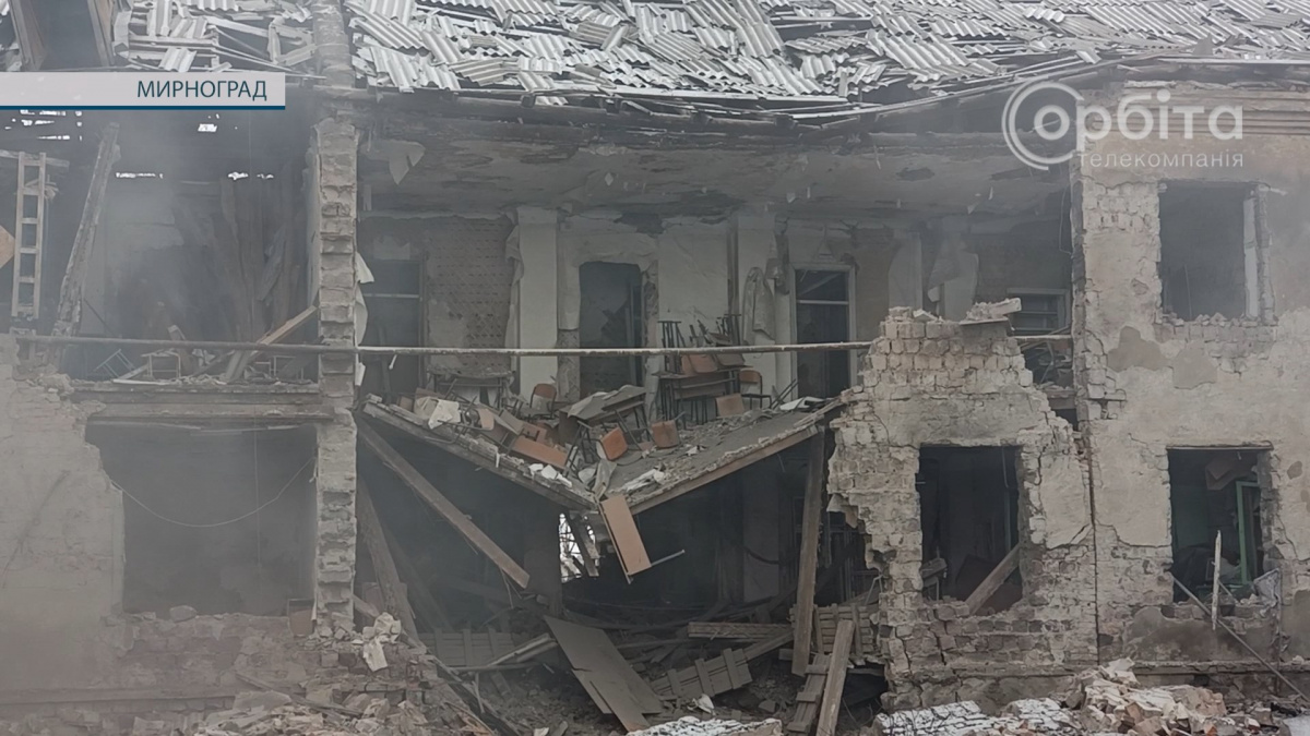 Мирноград після ворожого обстрілу: пошкоджені заклад освіти та приватні будинки