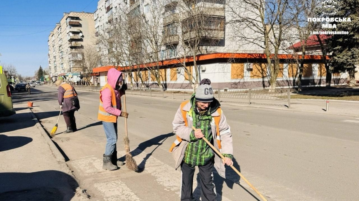 Покровськ готується зустрічати весну: комунальники розпочали прибирання доріг