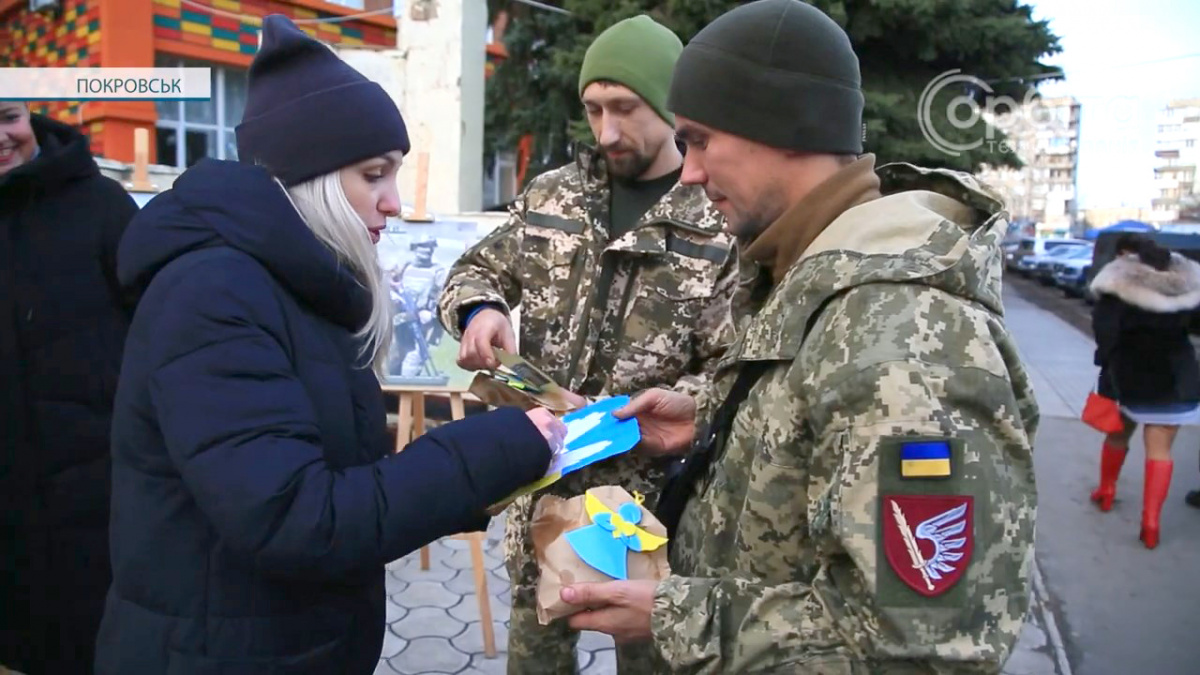  «Даруємо тепло захисникам та захисницям»: у Покровську пройшла акція до Дня ЗСУ
