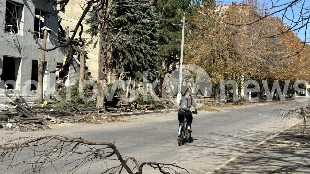 Покровськ ще бореться за життя, але всі жахи війни йому краще пройти без мешканців