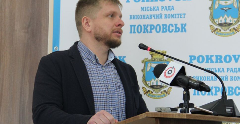 Заместитель мэра Покровска ответил на вопросы депутатов о ремонте улиц Шмидта и Нахимова