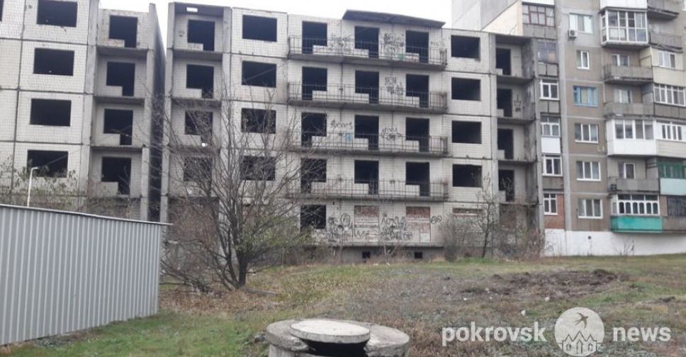 В Мирнограде разбился подросток, упав с заброшенного здания