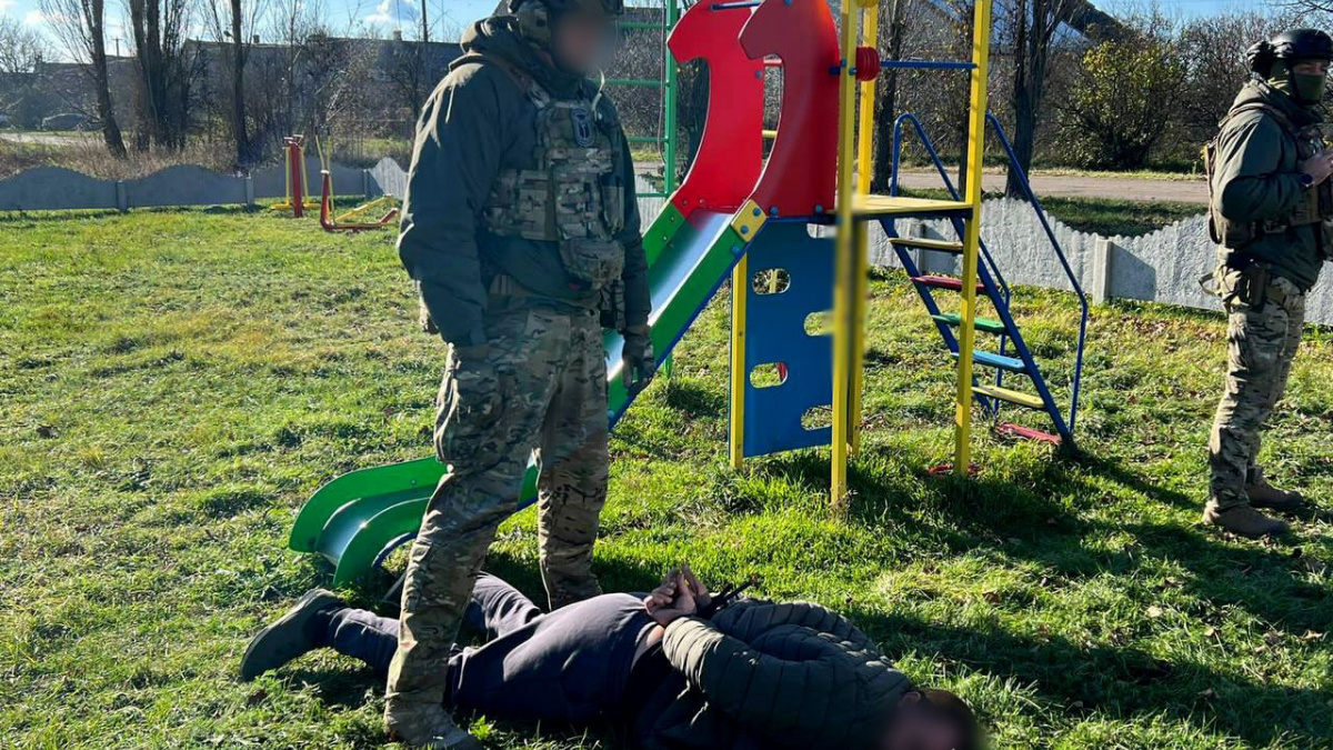 На Донеччині перекрили канал збуту наркотиків: в підозрюваного вилучили канабіс і боєприпаси