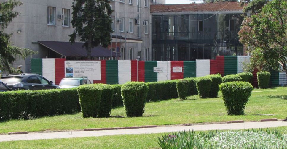 Забор на площади Шибанкова красят в цвета итальянского флага