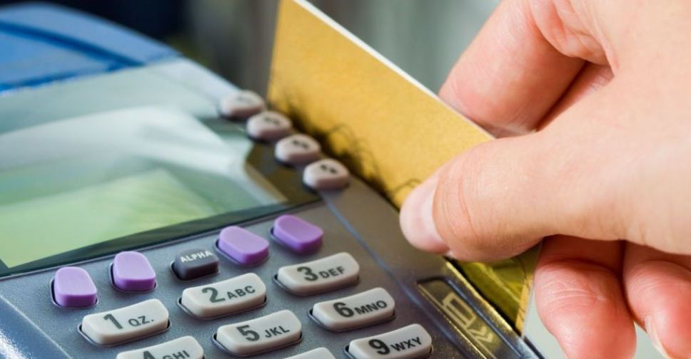 Банки отменяют комиссии за обслуживание карточек и снижают тарифы на переводы