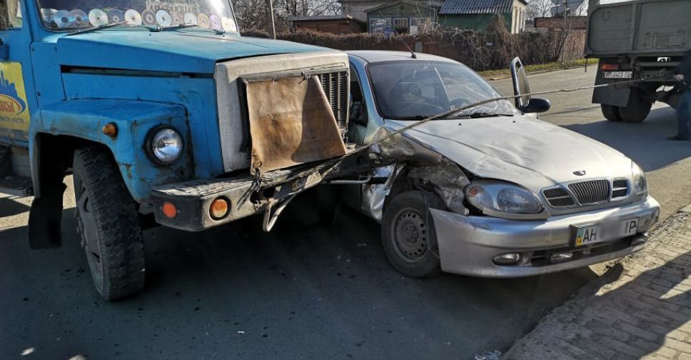 В Покровске столкнулись легковое авто и грузовик на буксире