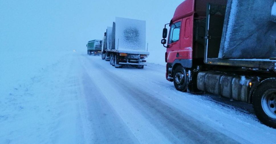 Спасатели Покровска и Мирнограда освобождают машины из снежного плена