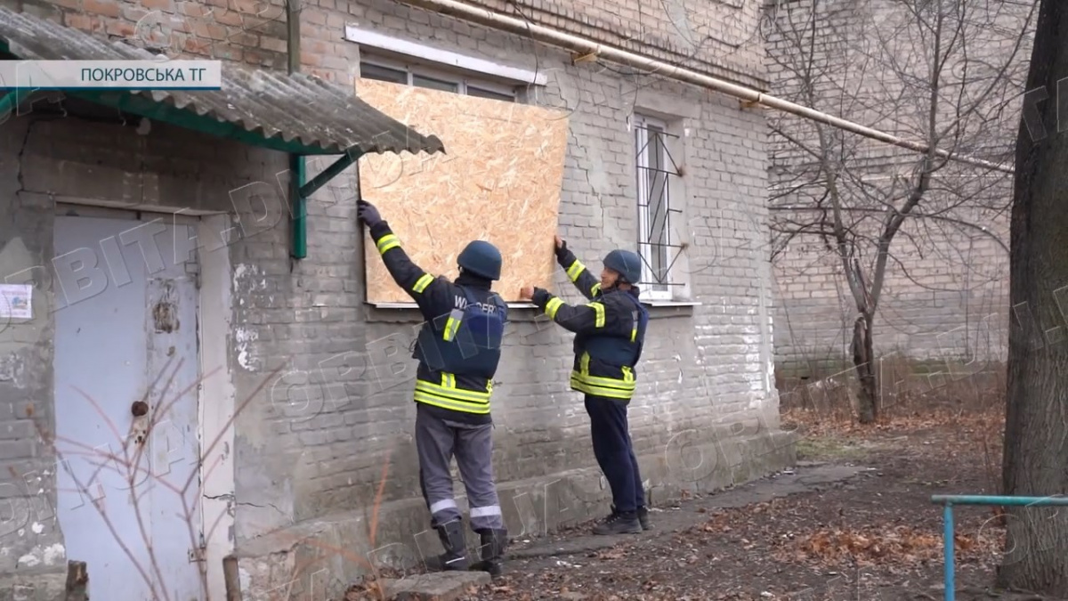 Розвозять питну воду, допомагають лагодити оселі: комунальники на варті Покровської громади