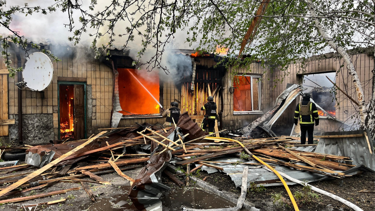 У Добропіллі рятувальники ліквідували масштабну пожежу на місці ворожого обстрілу