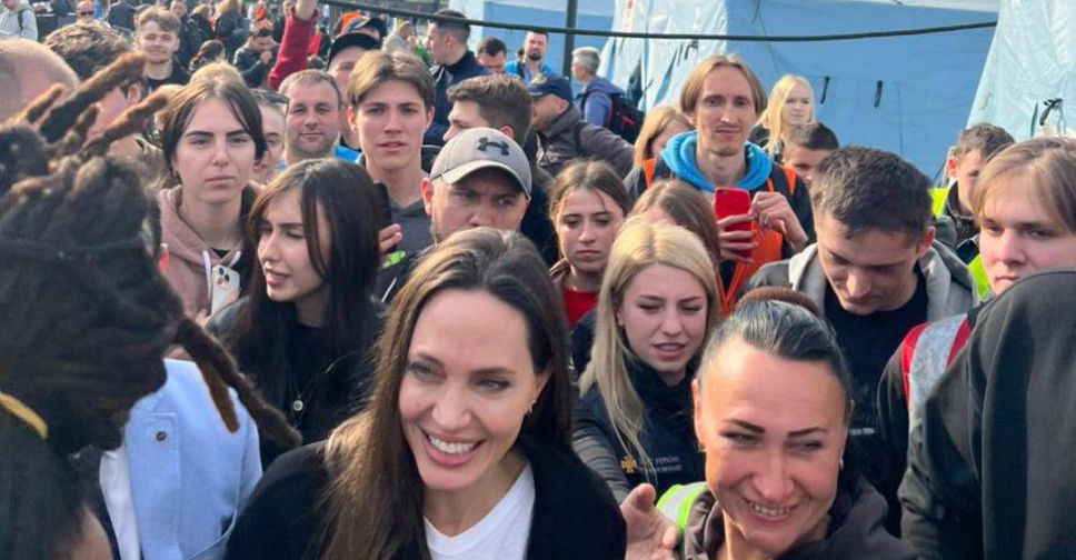 Анджеліна Джолі зустріла пасажирів евакуаційного поїзда з Покровська