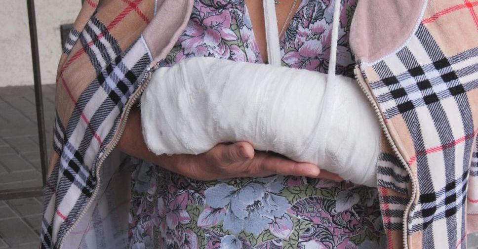 Жительница Покровска оказалась в травматологии после нападения стаи собак