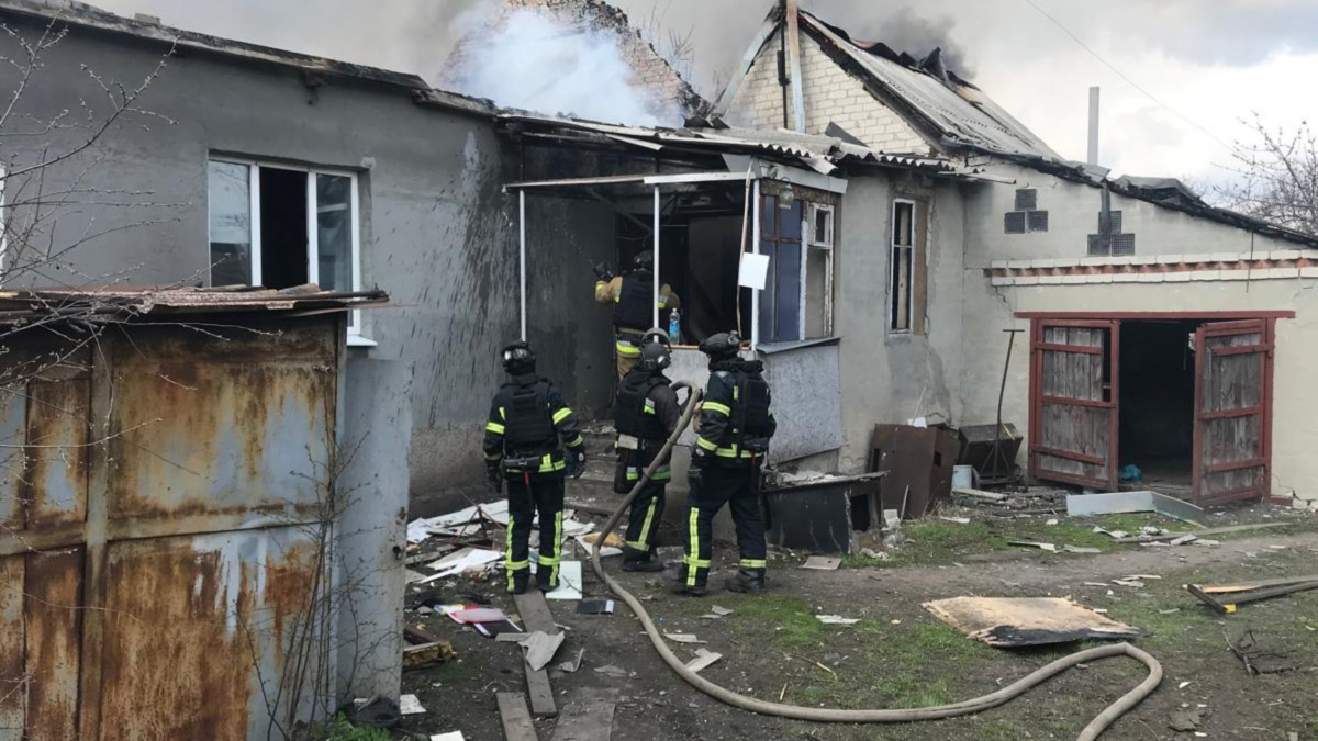У Родинському рятувальники ліквідували пожежу після ворожого обстрілу