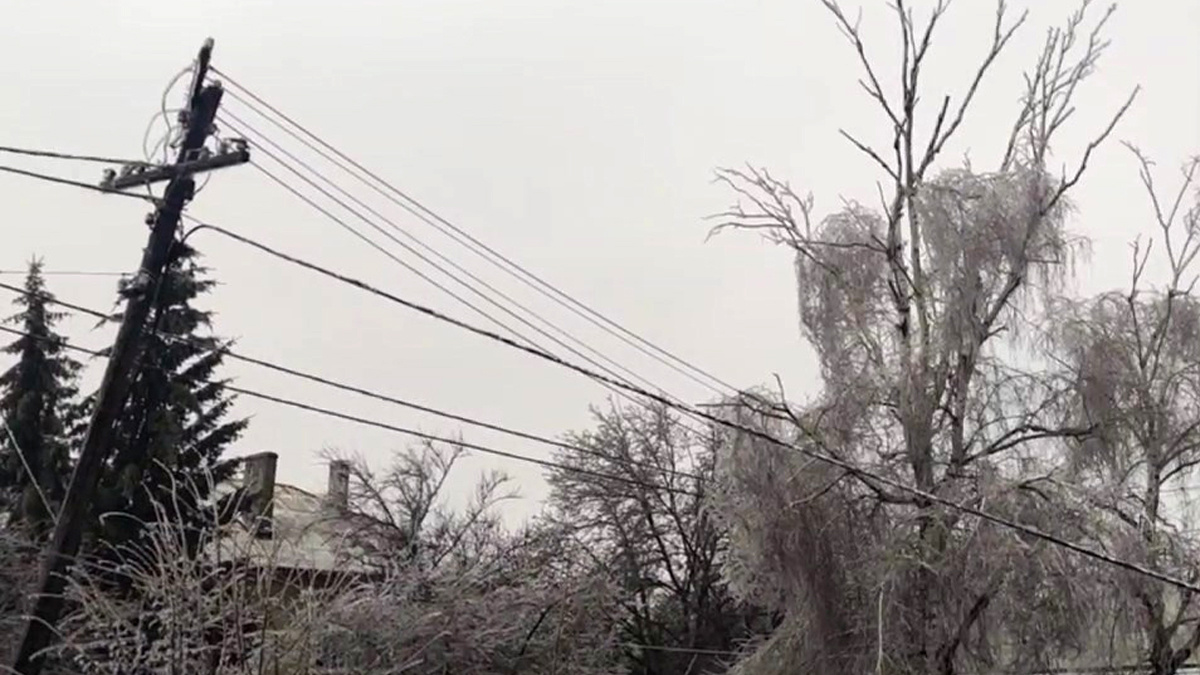 Покровськ знову постраждав від негоди: лід, зламані дерева, більша частина міста без світла