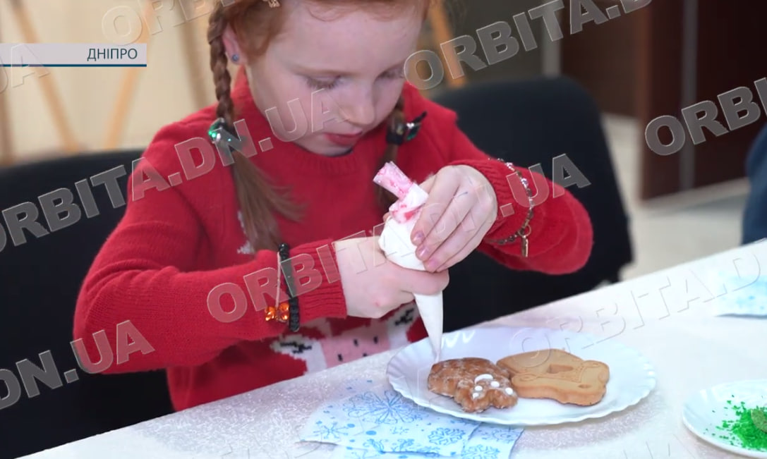 Різдвяна кулінарія: вихованці покровської студії рукоділля опановували розпис смаколиків