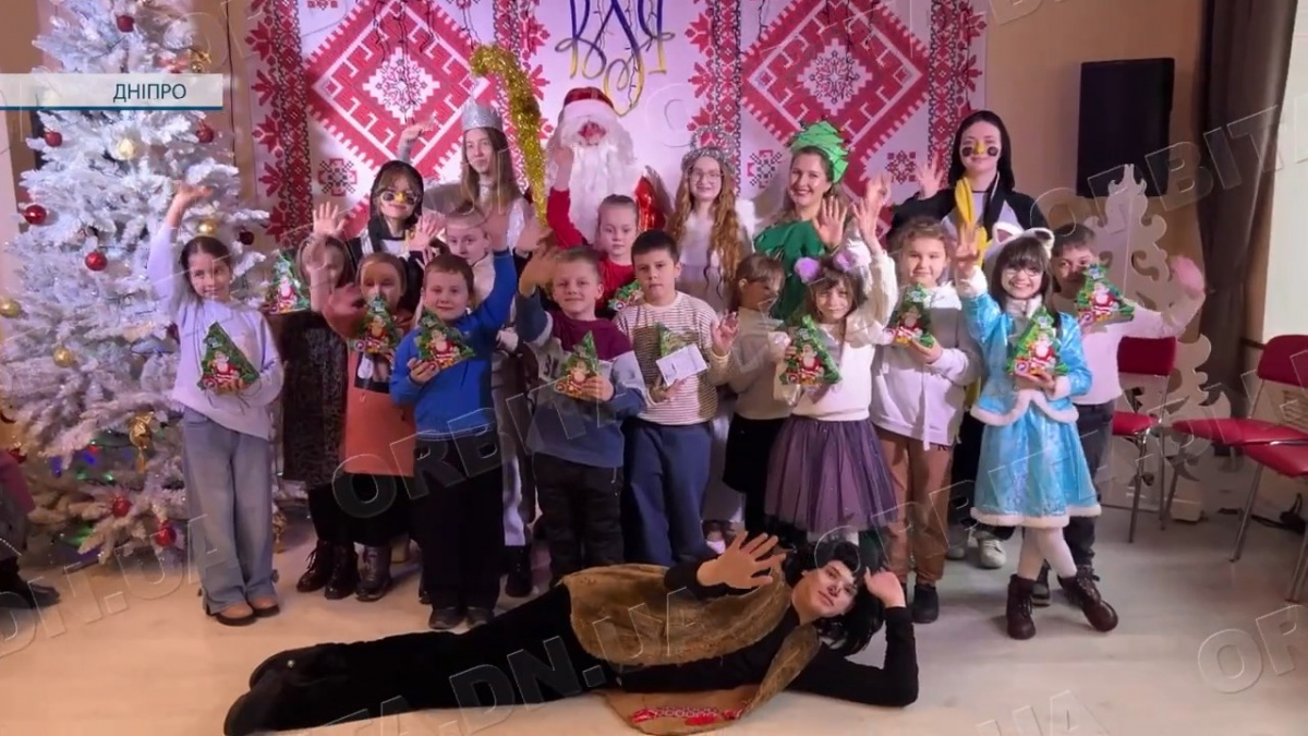 Різдвяна казка: покровські старшокласники влаштували для дітей громади костюмоване шоу
