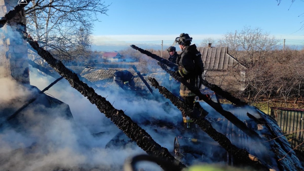 В Удачному рятувальники ліквідували пожежу в житловому будинку