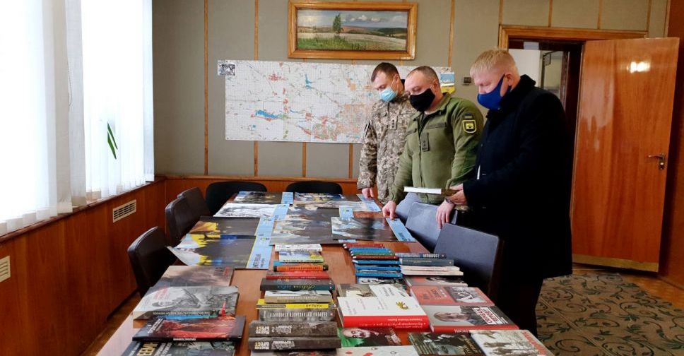 Бібліотека Покровсько-Ясинуватського ОМТЦК та СП поповнилась патріотичною літературою