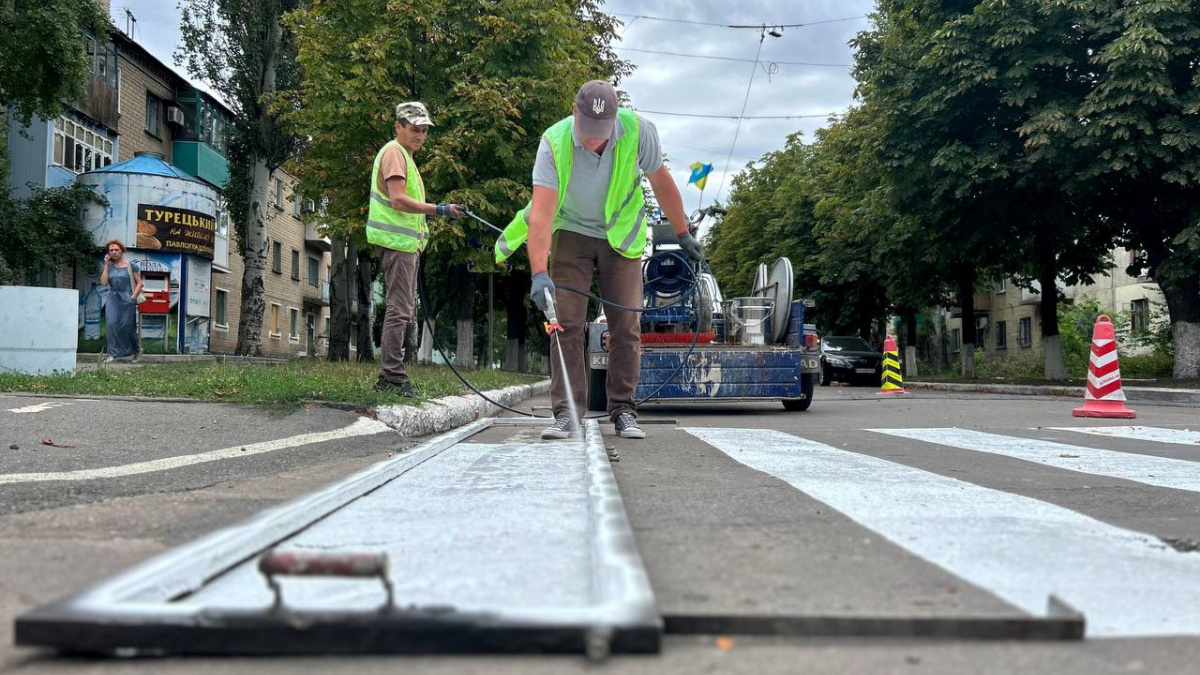 Для безпеки водіїв та пішоходів: у Покровську оновлюють дорожню розмітку