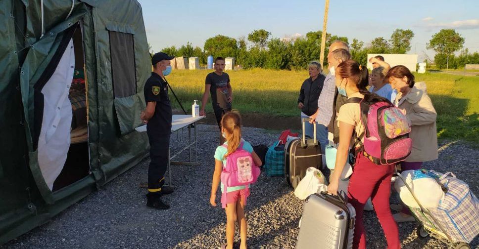 Рятувальники ДСНС допомагають громадянам, які вимушено залишилися на КПВВ «Новотроїцьке» (ВІДЕО)