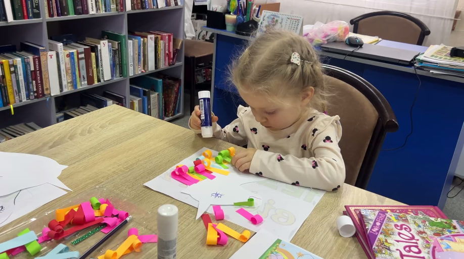 Творчість і нові друзі: у Покровській бібліотеці працює майстерня «Чарівні пальчики»