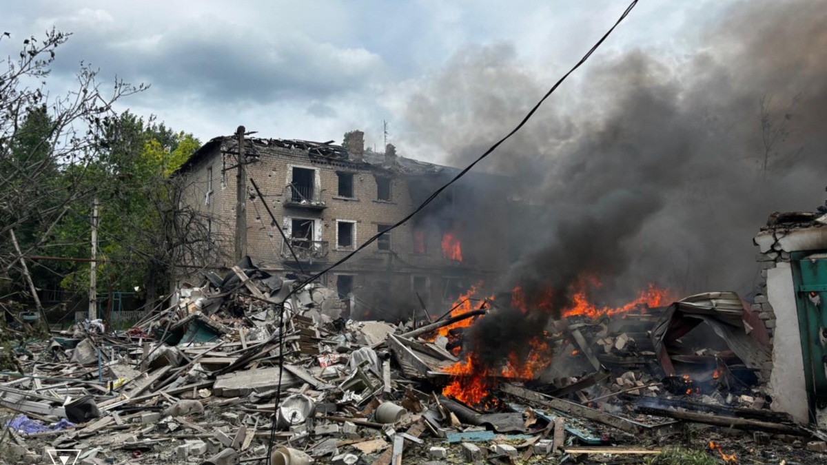 Ліквідацію наслідків обстрілів Родинського показали в ДСНС