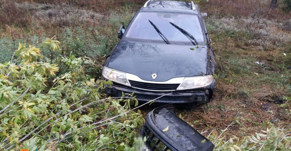 У Покровському районі рятувальники вилучили автівку з кювету