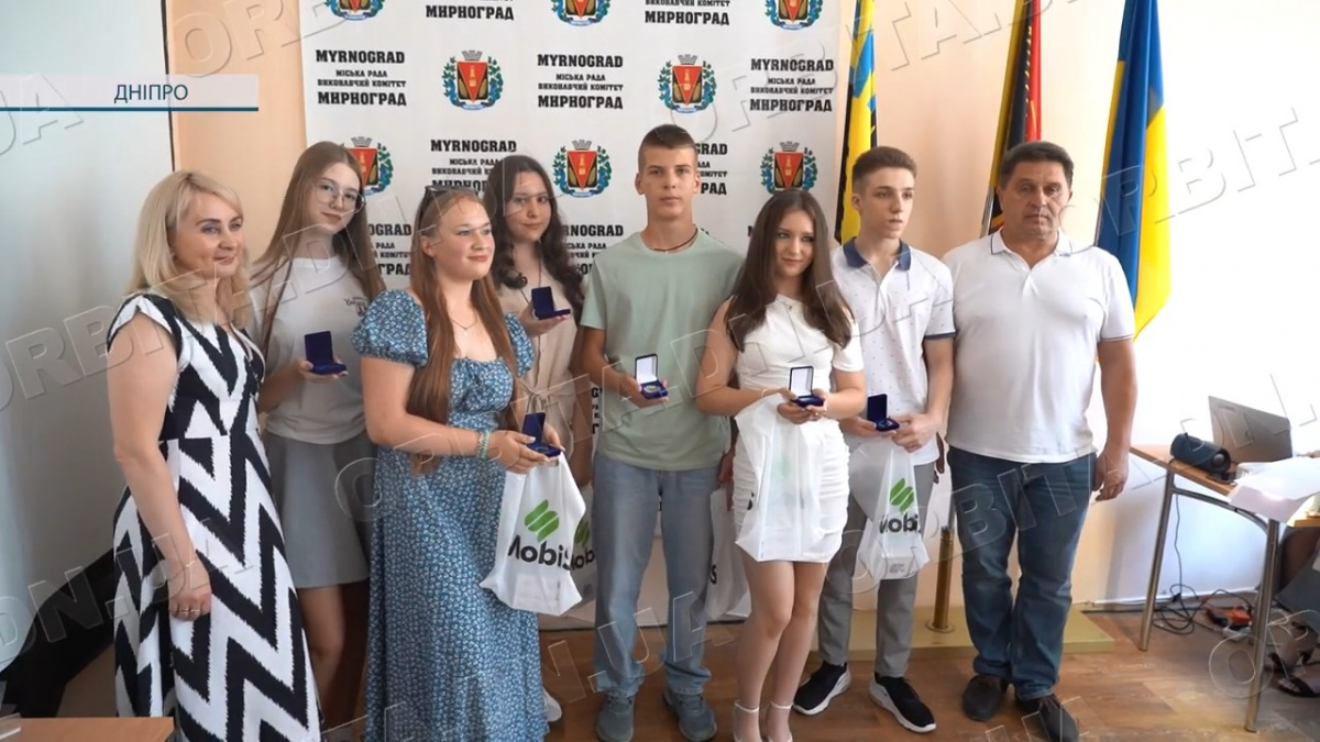 З відзнакою попри війну: у Мирноградській громаді привітали випускників