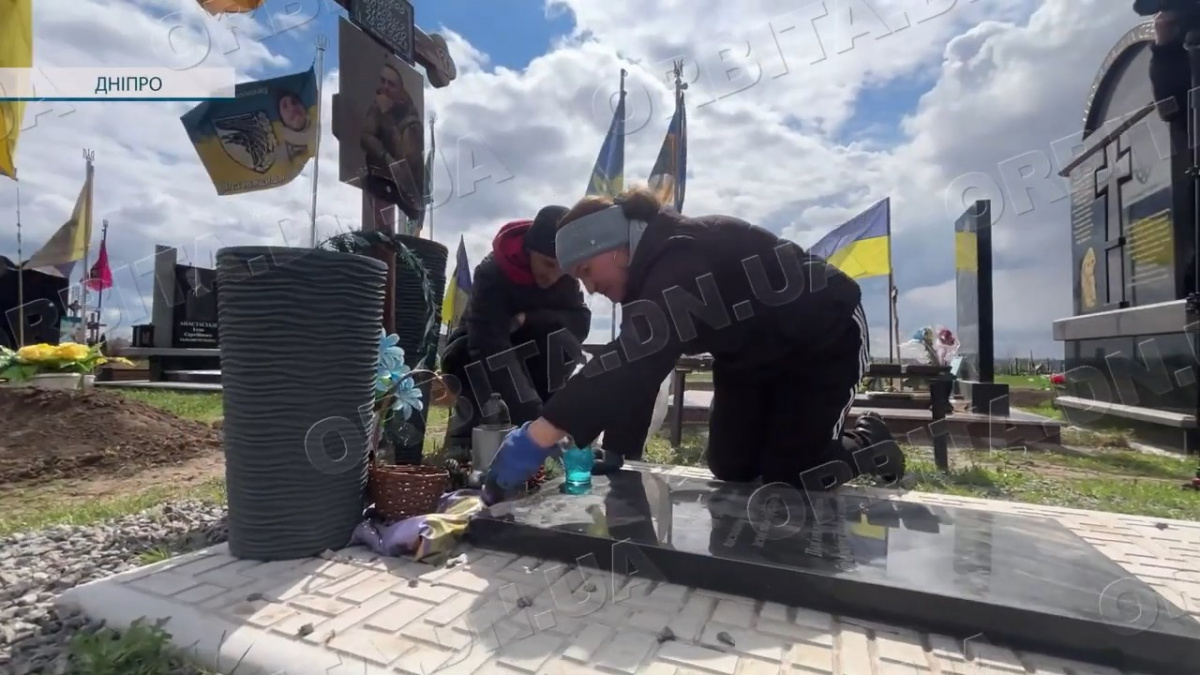 Пам’ять під опікою: працівники Покровської ритуальної служби доглядають могили захисників