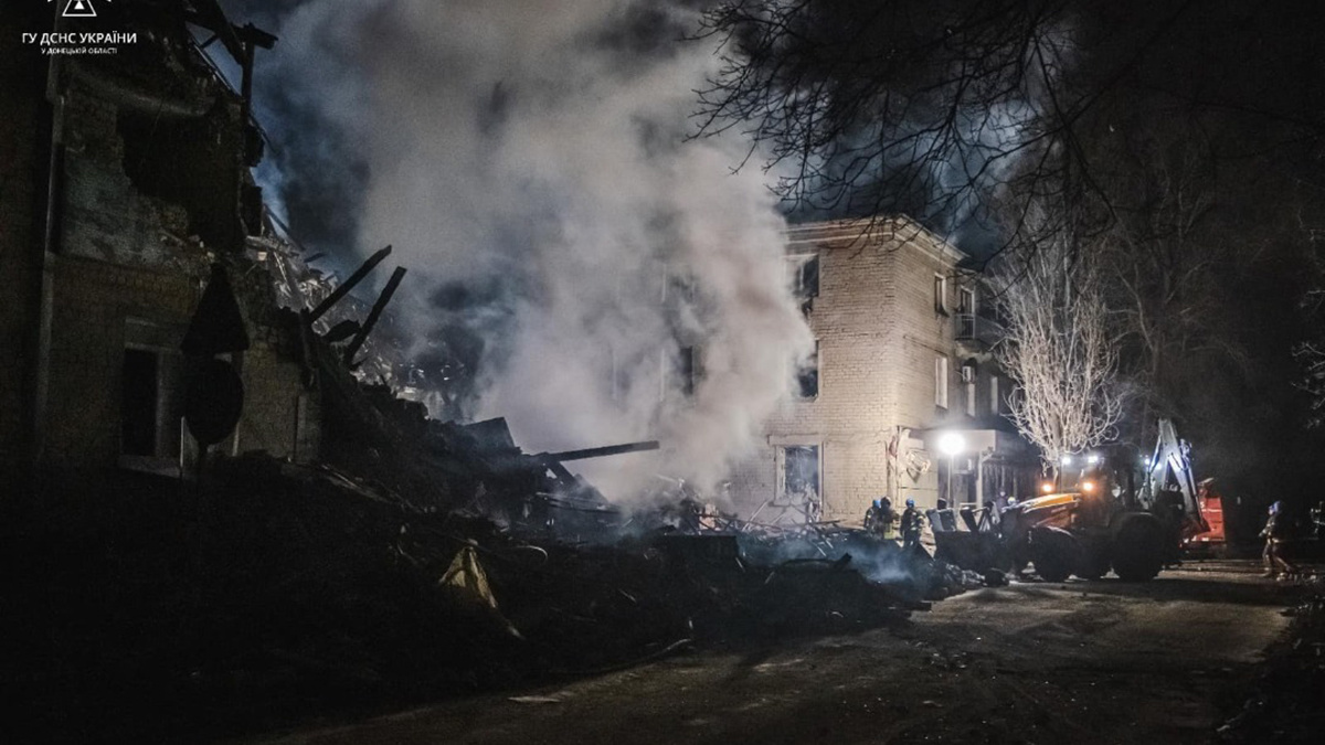 Жахливі кадри зруйнованої триповерхівки в Новогродівці показали в ДСНС