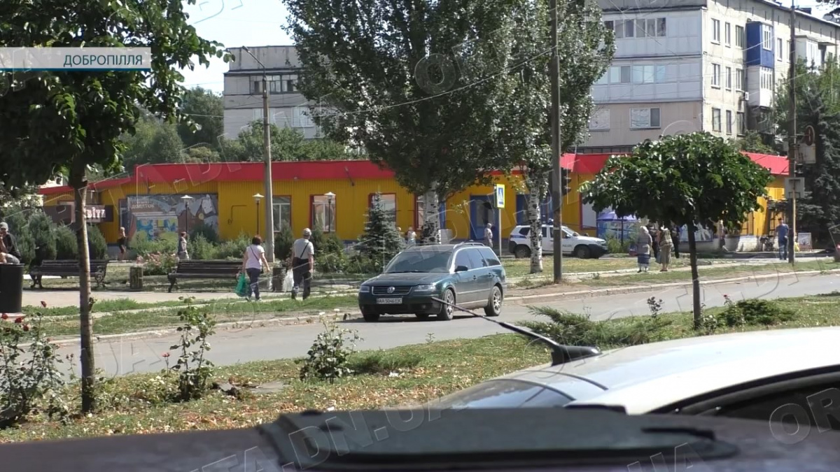 Тривога наростає: у Добропіллі довга комендантська година, менше крамниць та евакуація