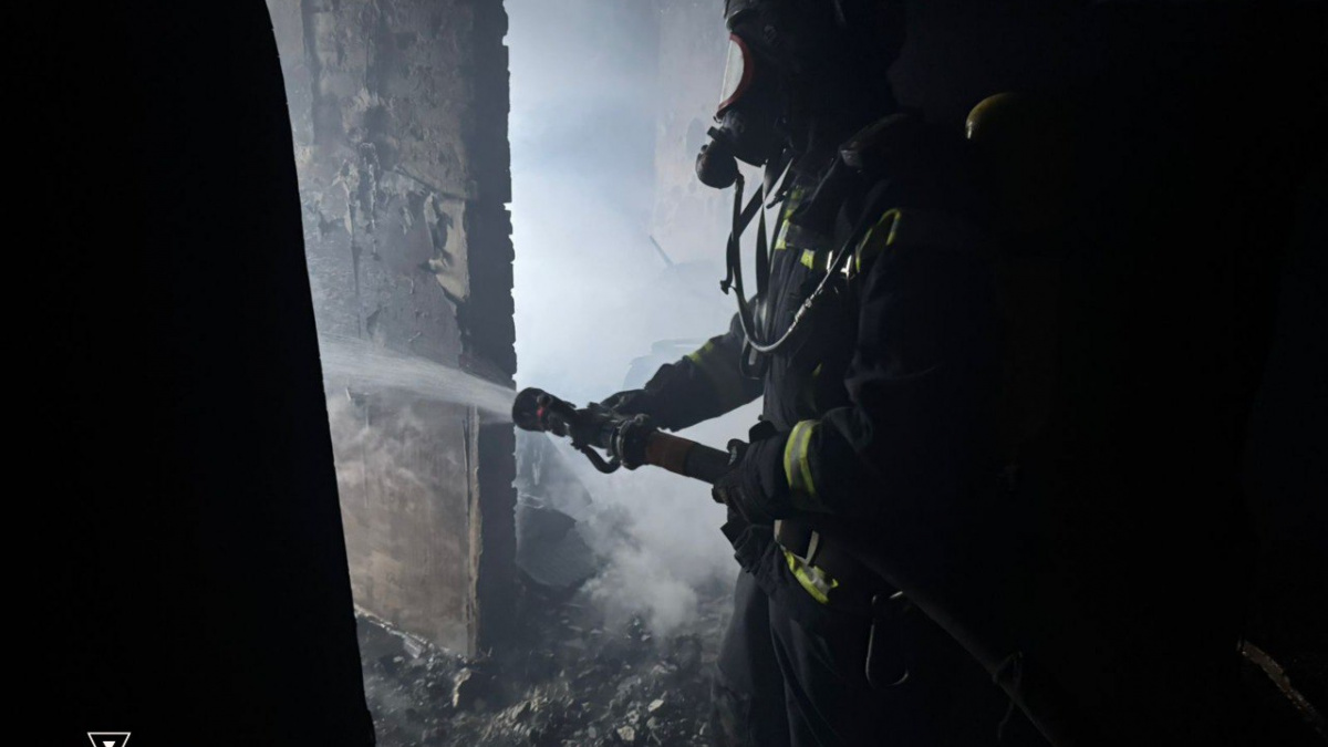 Рятувальники ліквідували пожежу в багатоповерхівці Покровська після артобстрілу