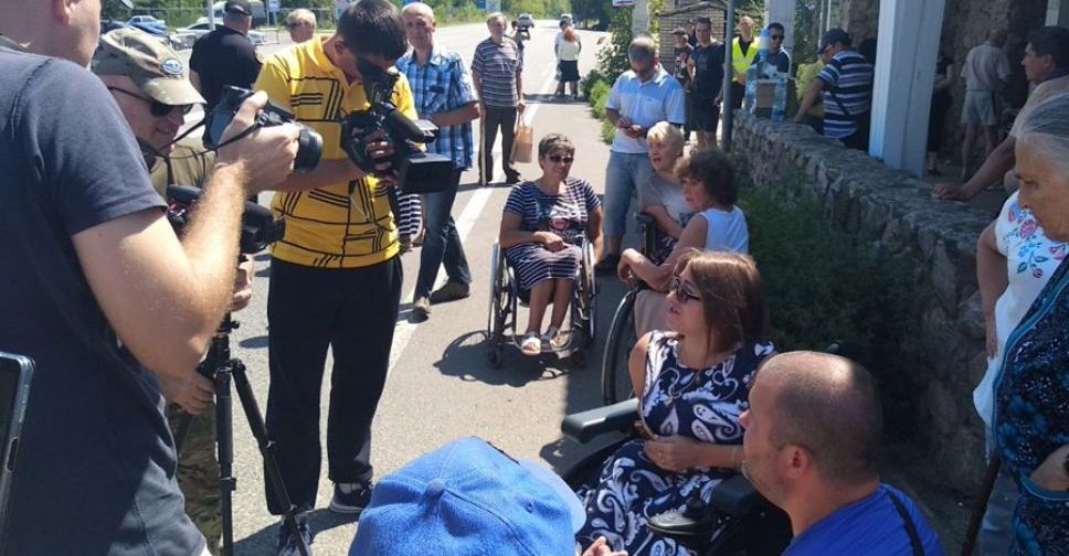 Жители "Славкурорта" и люди с инвалидностью перекрыли трассу. Требуют вернуть электричество и здравницу
