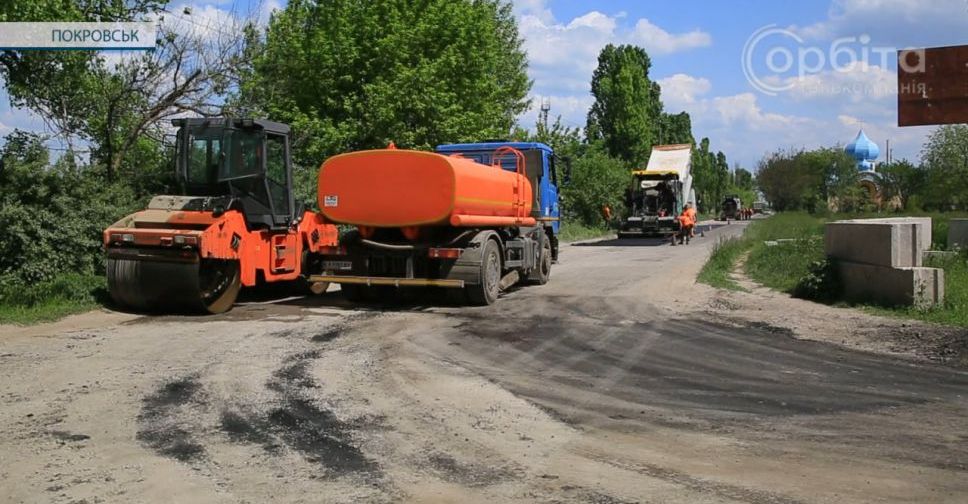 Дорожники приступили до фінальних робіт з ремонту покриття на вулиці Роздольна