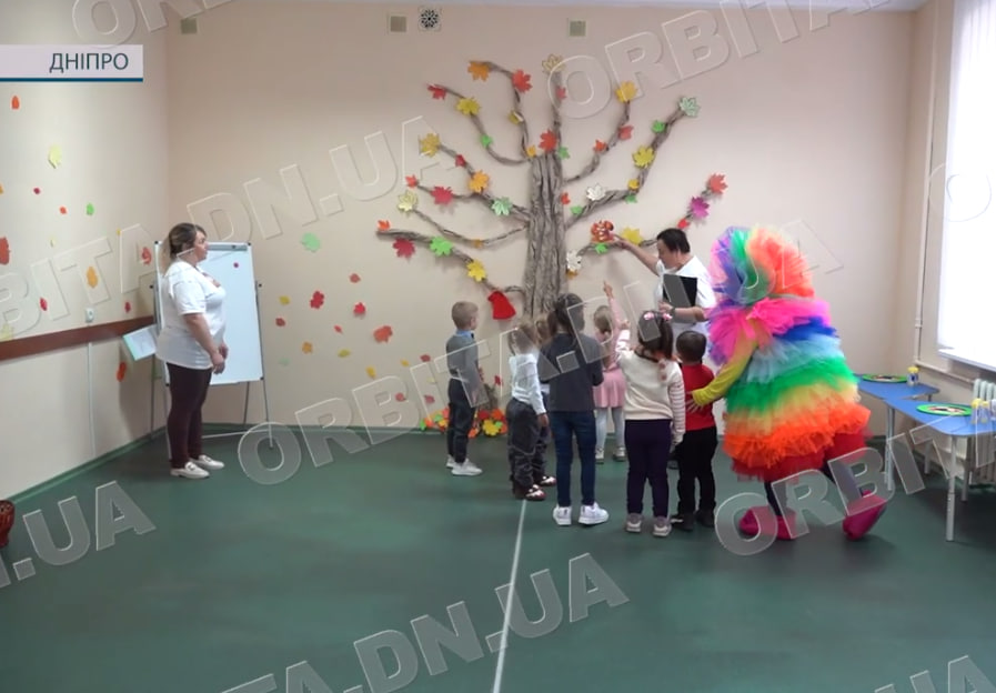 Осінь дарує посмішки: покровські педагоги влаштували свято для дітей-переселенців