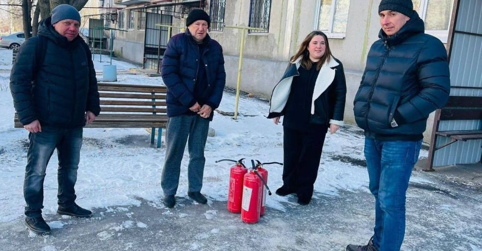 У найпростіші укриття Покровська розвозять вогнегасники