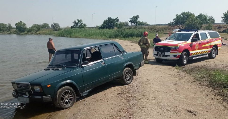 В Покровском районе бойцы ГСЧС спасли автомобиль из «песчаного плена»