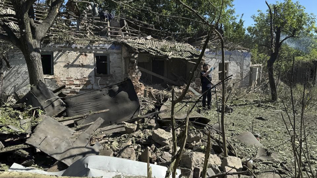 Вранці окупанти скинули на Селидове авіабомбу, вбили та поранили мирних людей