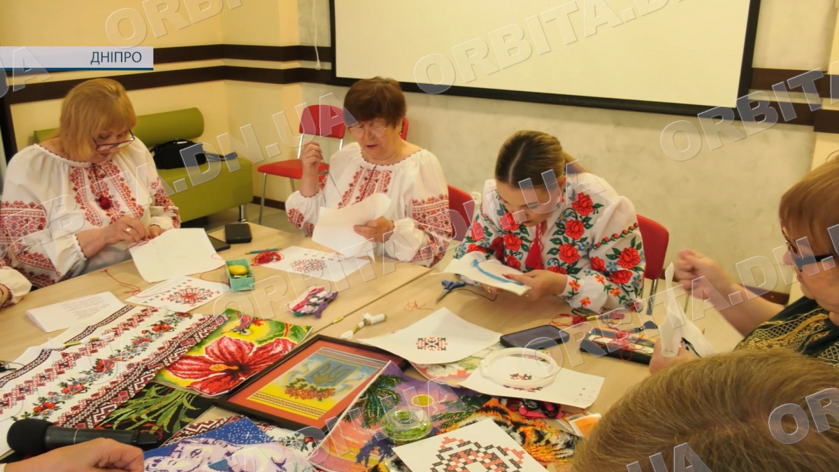 Закодовані орнаменти: учасниці покровського клубу «Золоті роки» вишивали свої імена