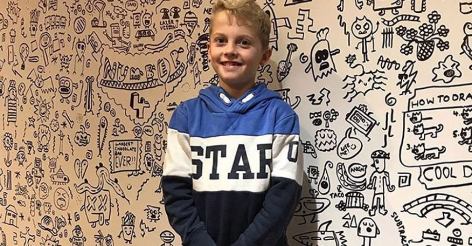 9-летнего мальчика, которого учителя ругали за рисование на уроках, пригласили украсить ресторан