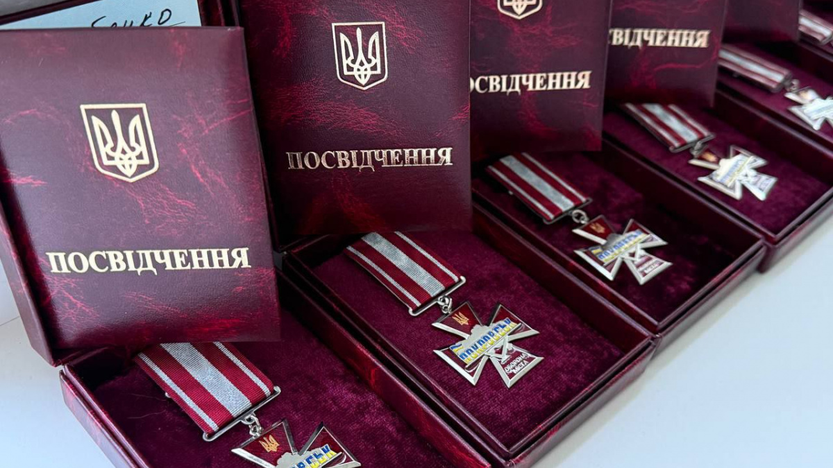Визнання тих, хто тримає громаду: 43 рятувальники та енергетики нагороджені медалями «За оборону Покровська»