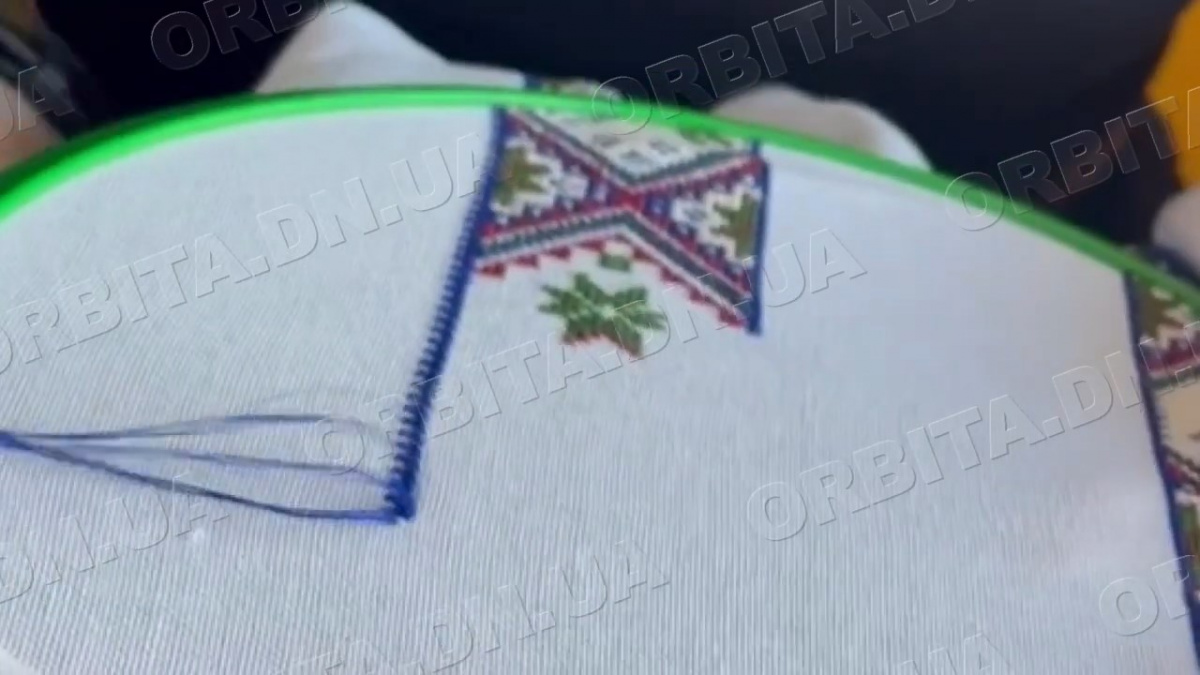 Вишиванка з історією: покровчани створюють сорочку з символами громади