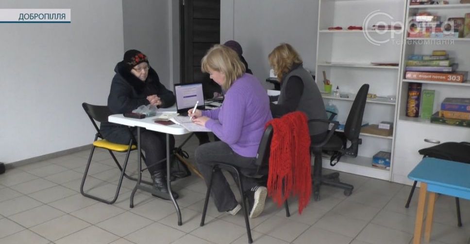 І питання вирішити, і гумдопомогу отримати: в Добропіллі працює інформаційний волонтерський центр