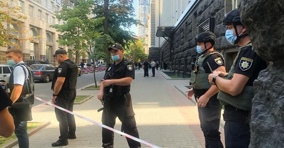 В Киеве мужчина с гранатой угрожает взорвать Кабмин (обновляется)