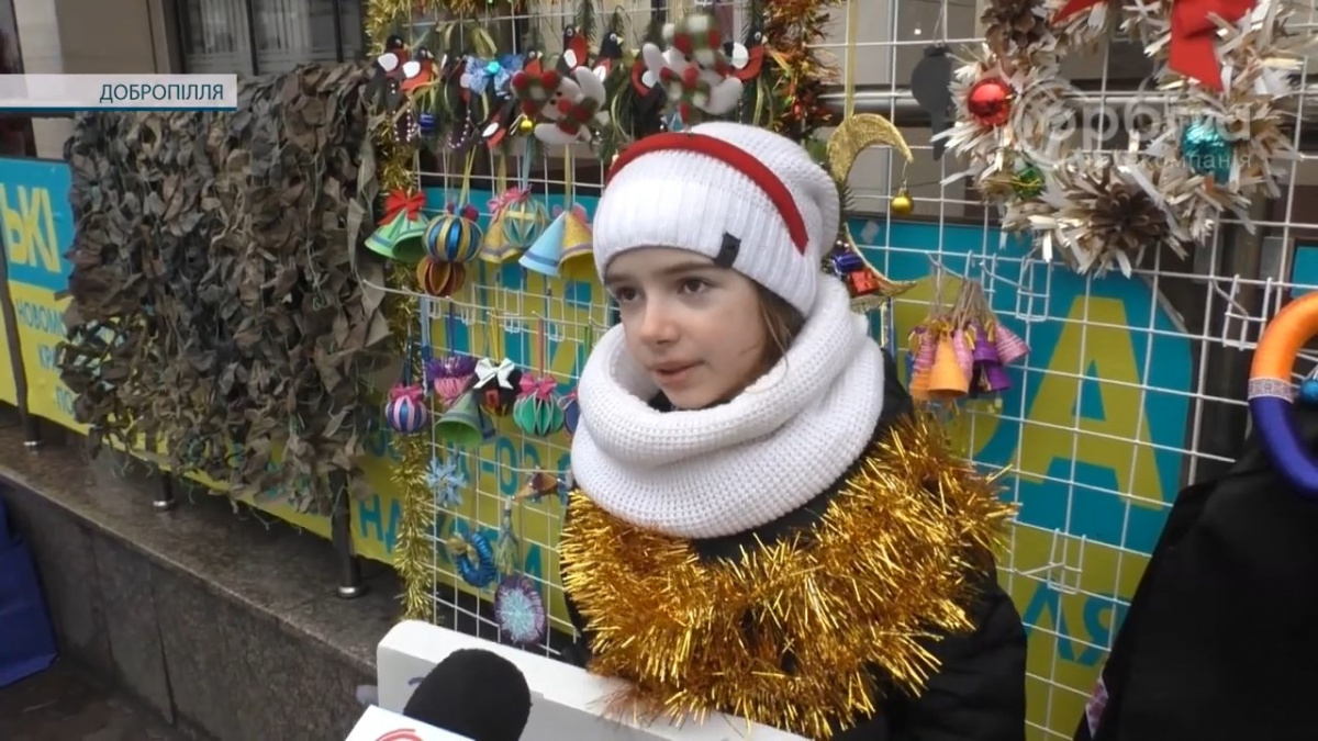 Придбай прикрасу – допоможи ЗСУ: юна майстриня з Добропілля провела святковий ярмарок