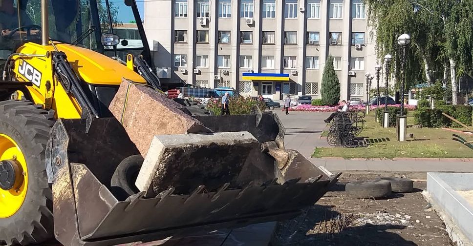 В Покровске демонтировали камень на месте памятника Шевченко