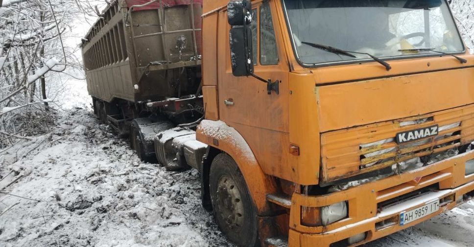 Спасатели помогли вытащить грузовик в Покровском районе