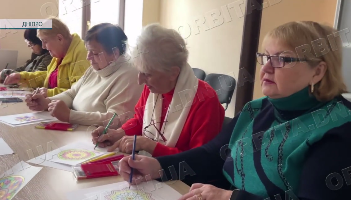 Малювати, дихати, відчувати: арттерапія для учасниць клубу «Золоті роки»