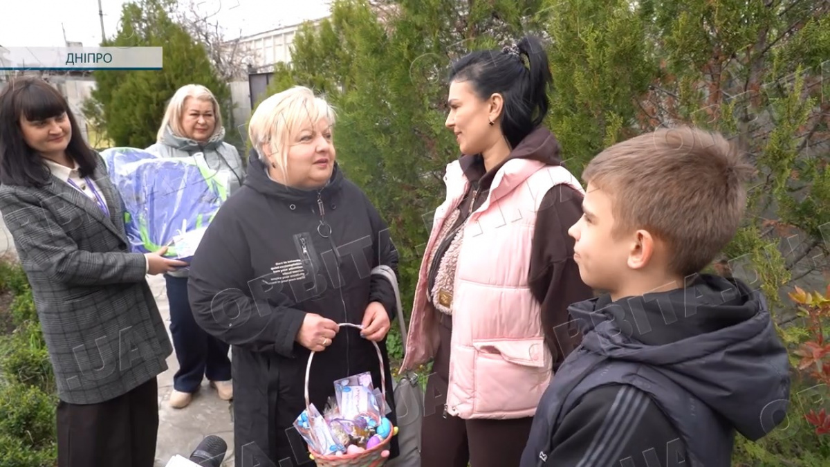 Великоднє тепло: фахівці Покровського УСЗН відвідали родини переселенців