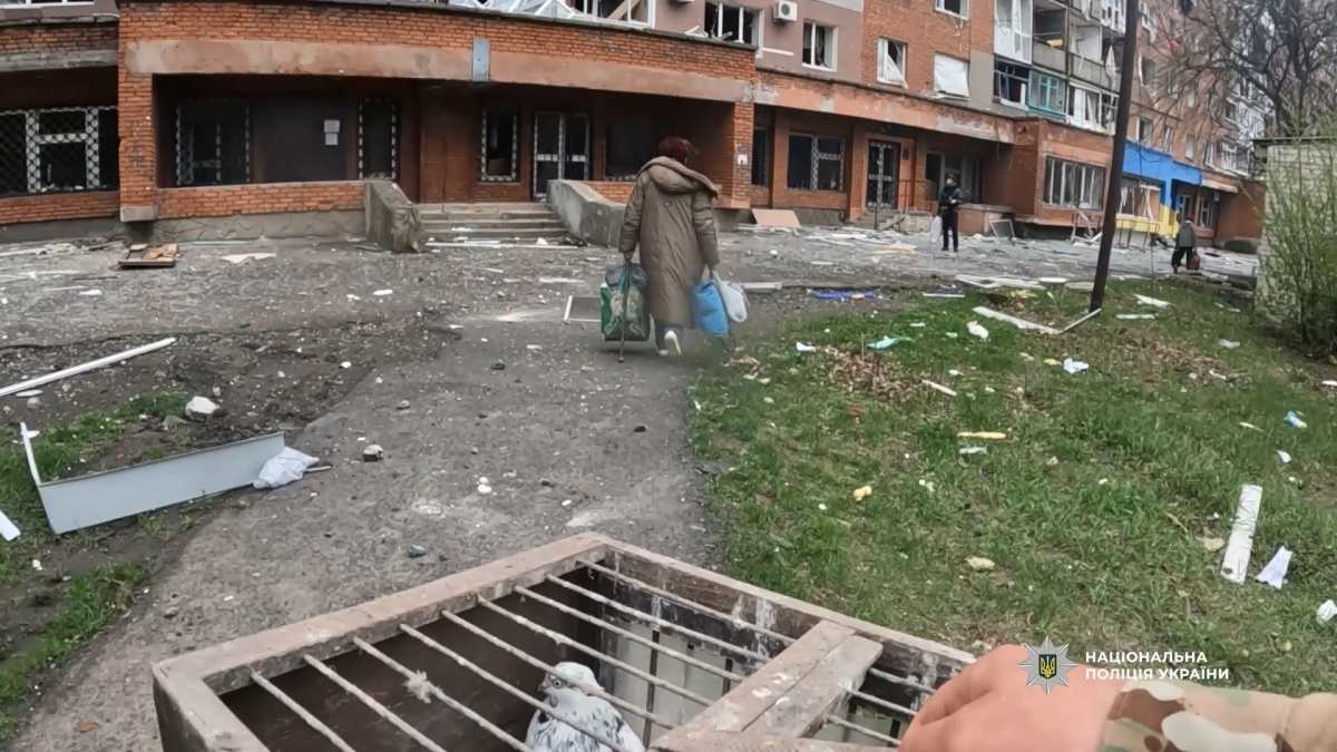 У поліції показали, як під обстрілами проходить евакуація людей із Покровська